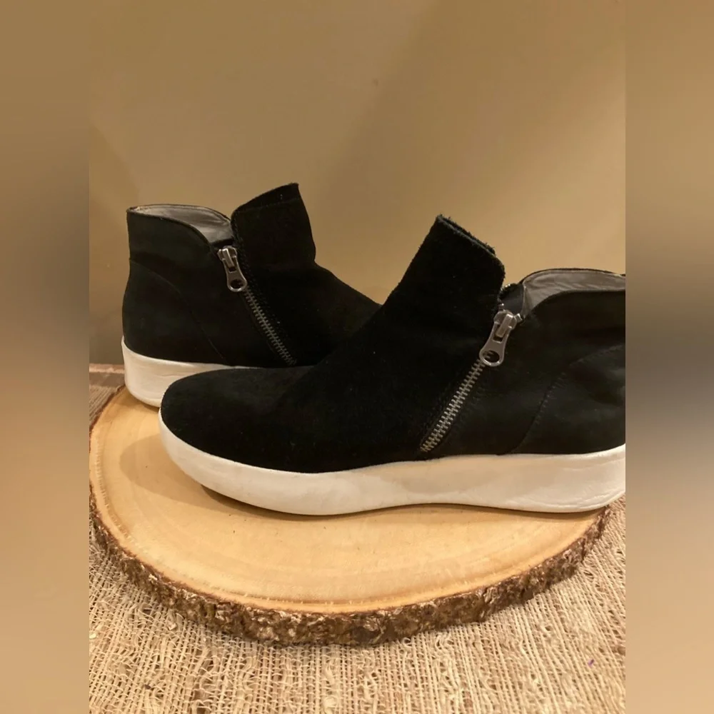 OTBT Astrid Sneaker ￼ Ankle Bootie Size 9 Ebony, Black‎ Side Zip Women’s